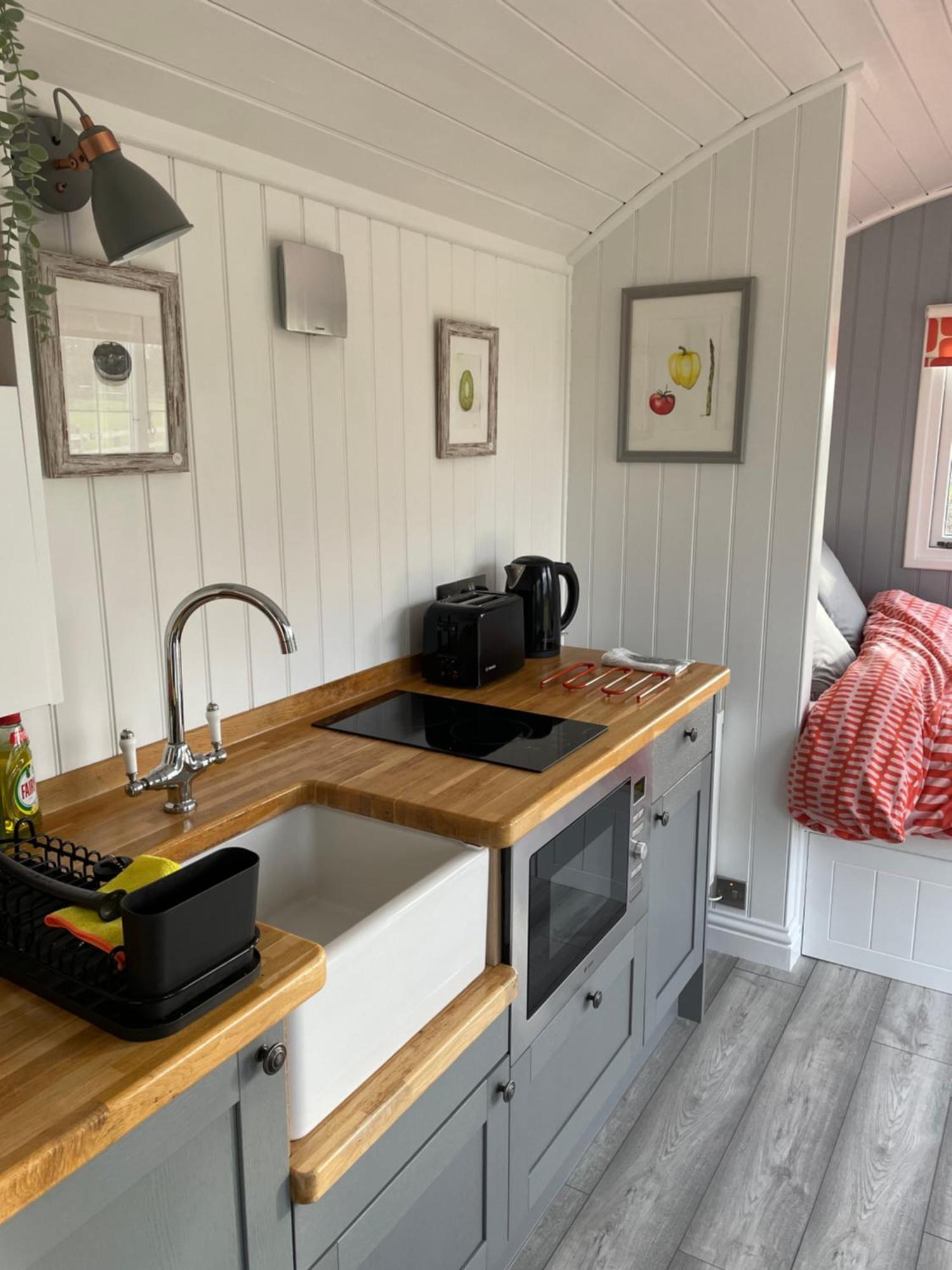 The Shepherd'S Hut Mixbury Экстерьер фото
