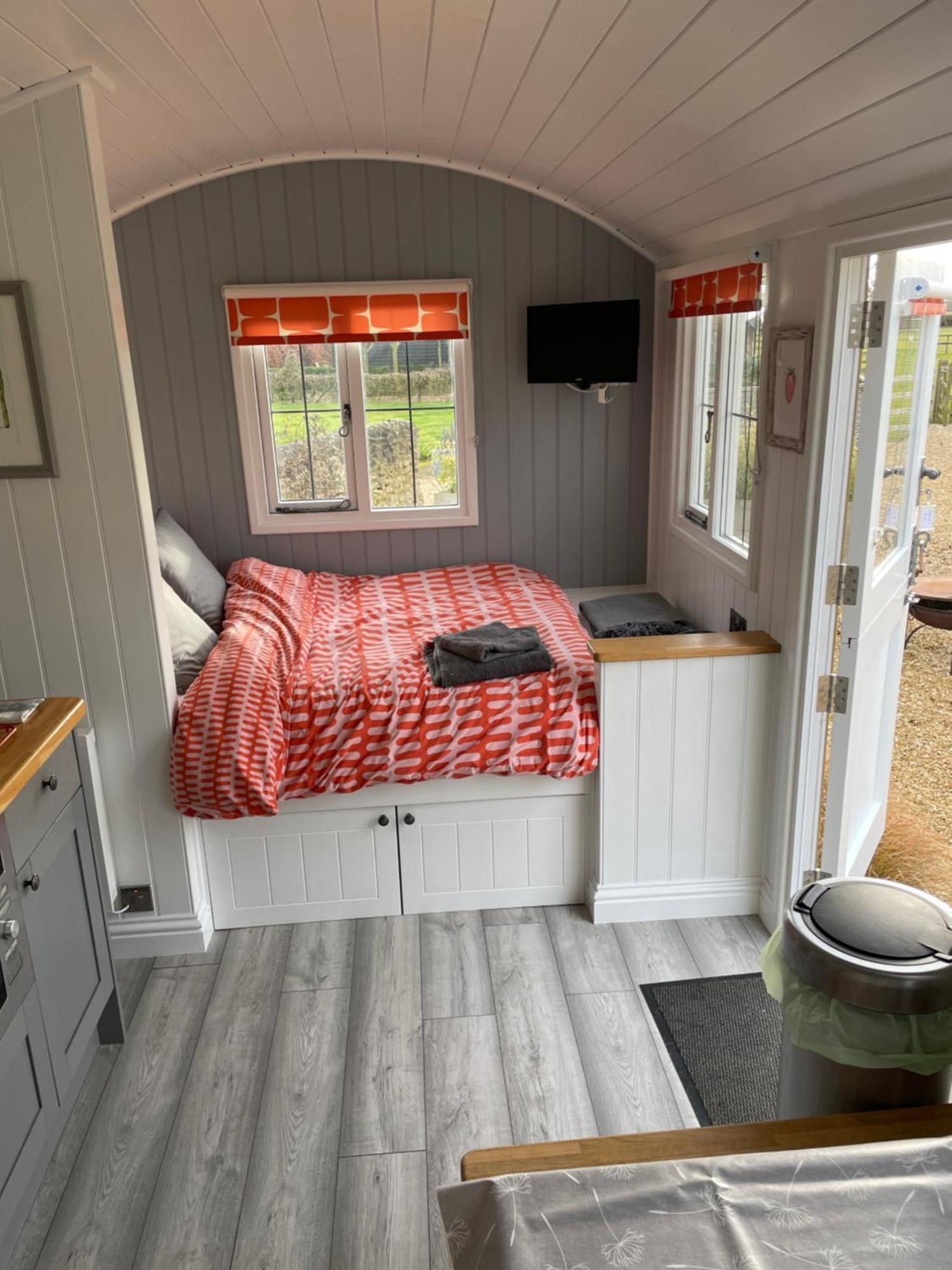 The Shepherd'S Hut Mixbury Экстерьер фото